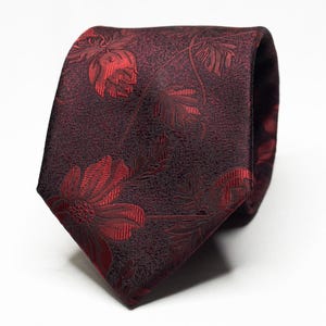 Vinröd blommig slips herrslips rödvinröd blommig bröllopsslips kostymslips röd marskalkslips bröllopsslips formellt evenemang klassisk herrslips