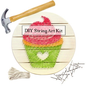 Può includere: Kit fai-da-te per l'arte della corda con un design a cupcake. Il kit include una base in legno, corda, chiodi e un martello.