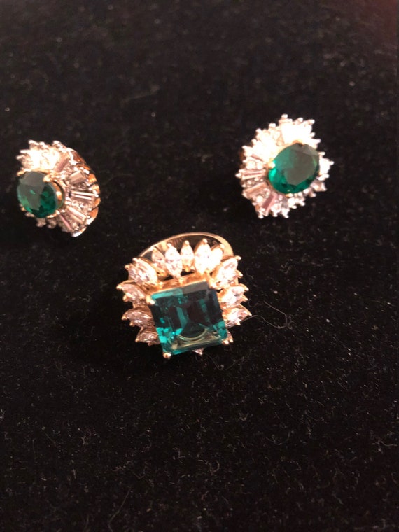 Costume Jewelry. Elegant synthetic Emerald and Dia