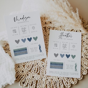 Op de afbeelding: Twee kaarten met een lichtblauw, grijs en groen kleurenschema. De kaarten zijn voor een bruiloft en vermelden de namen van de bruidsmeisjes en de getuige. De kaarten bevatten de datum, de namen van de bruid en de bruidegom, de locatie en de kleuren van de bruiloft. De tekst op de kaarten luidt: "Madison, bruidsmeisje" en "Heather, getuige".