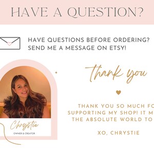 Puede incluir: Un gr&aacute;fico rosa claro y blanco con el texto &laquo;&iquest;TIENE ALGUNA PREGUNTA?&raquo; y &laquo;Gracias&raquo;. Incluye una foto de una mujer y el texto &laquo;Chrystie, propietaria y creadora&raquo;. El texto anima a los clientes a enviar un mensaje en Etsy.