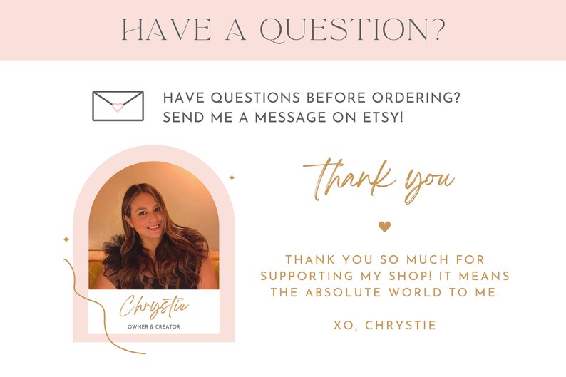 Puede incluir: Un gr&aacute;fico rosa claro y blanco con el texto &laquo;&iquest;TIENE ALGUNA PREGUNTA?&raquo; y &laquo;Gracias&raquo;. Incluye una foto de una mujer y el texto &laquo;Chrystie, propietaria y creadora&raquo;. El texto anima a los clientes a enviar un mensaje en Etsy.