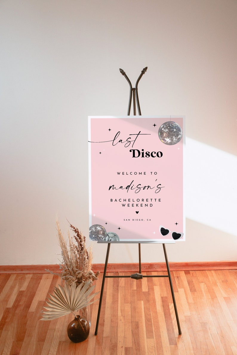 Puede incluir: Un cartel rosa para una despedida de soltera con el texto "last disco" y "welcome to madison's bachelorette weekend" con una bola de discoteca y gafas de sol. El cartel est&aacute; en un caballete negro.