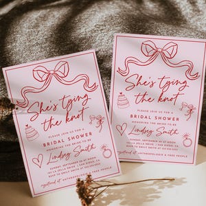 Modello di invito per la festa nuziale "She's Tying The Knot", fiocco rosa, disegnato a mano, stravagante, modificabile, stampabile, rosa e rosso Coquette