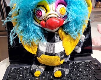 Payaso de Halloween de crochet con cara de arcilla polimérica