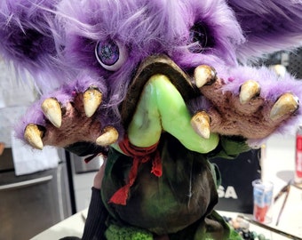 Peluche de criatura del Apocalipsis que brilla en la oscuridad