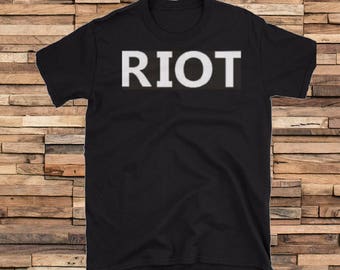 RIOT T-Shirt from Mac on Always Sunny in Philadelphia