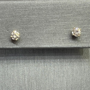 14K Yellow Gold Round Diamond Stud Pierced Earrings | Classic Diamond Stud Earrings | Classic Diamonds | Diamond Jewelry | Women&#39;s Earrings