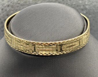 Pulsera rígida suave para mujer de oro amarillo de 14 quilates con borde láser