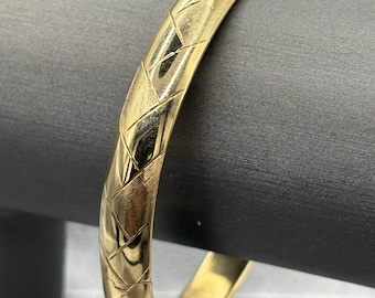 Pulsera rígida grabada para mujer de oro amarillo de 14 quilates