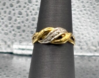 Gorgeous Ladies 18 Karat Yellow Gold & Diamond Wave Band