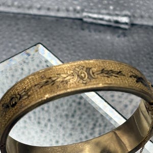 Antique Ladies 14 Karat Yellow Gold Hand Engraved Bangle Bracelet