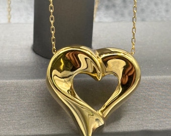 18 Karat Yellow Gold 3 Dimensional Floating Heart Pendant & Chain