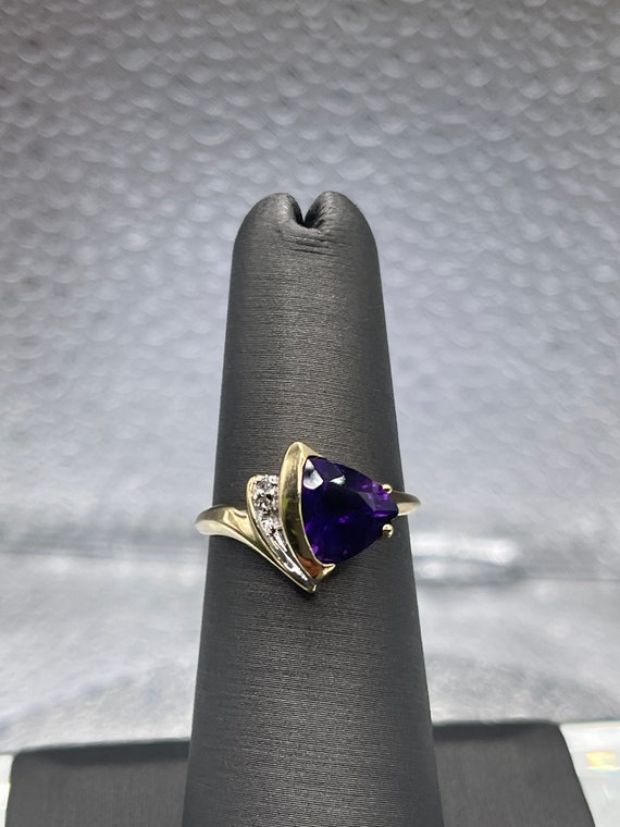 A Ladies Lovely 10 Karat Yellow Gold Amethyst & Di