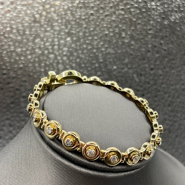 Ladies Magnificent Italian 18 Karat Yellow Gold Round Diamond Link Bracelet