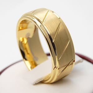 Anel de carboneto de tungstênio dourado, aliança de casamento com ranhuras escovadas (8 mm), presente de Dia dos Namorados para ele.