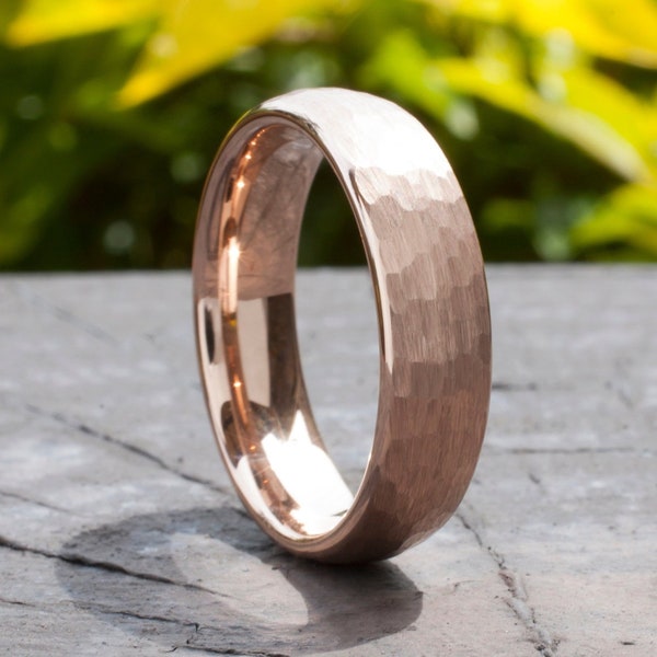 ハンマー加工ローズゴールドタングステンリング、ブラッシュ仕上げ結婚指輪（6mm）