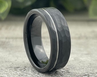 Anillo de tungsteno negro martillado, incrustaciones de cuerda de guitarra, alianza de boda para hombre