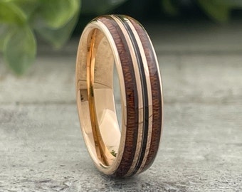 Anel com detalhes em madeira e tungstênio dourado rosê, aliança de casamento para músicos que curtem cordas de guitarra.