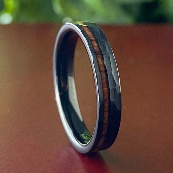 Bague martelée fine en tungstène noir incrustation de bois 4 mm Alliance pour femme et homme, style brossé, taille 4 à 14 pour son anniversaire, idée cadeau de fiançailles