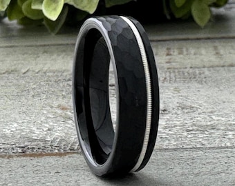 Anillo de tungsteno negro martillado para hombre con incrustaciones de cuerda de guitarra, alianza de boda para mujer de ajuste cómodo