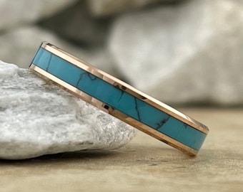 Könnte beinhalten: Ein dünner Goldring mit einem Türkis-Inlay.
