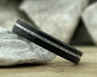 Bague de mariage fine noire martelée en tungstène avec incrustation de météorites pour hommes et femmes, 4 mm, taille 4 à 14, cadeau de fiançailles unique pour mari