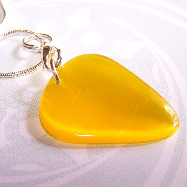 Pendentif médiator en CRISTAL monté sur une chaîne en argent JAUNE, Lune