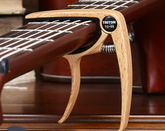 Guitar capo made of aluminum alloy imitation wood capo clip silicone interior to protect the neck of your instrument