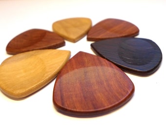 1 wooden pick 2.5 mm thick, different types of wood available, handmade, light and very elegant, wood guitar picks