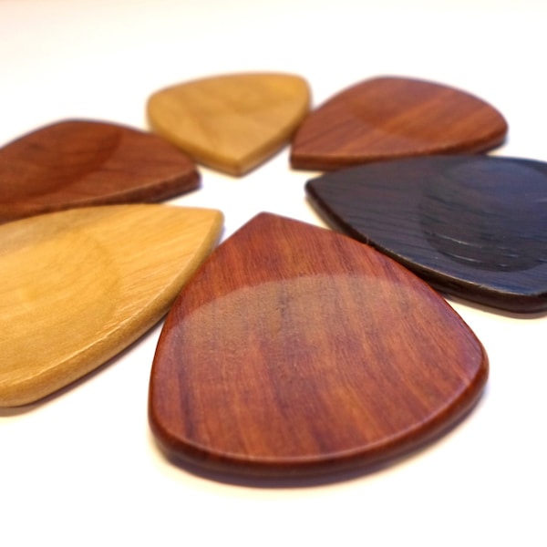 1 wooden pick 2.5 mm thick, different types of wood available, handmade, light and very elegant, wood guitar picks