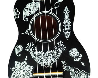 Ukelele soprano con tatuajes en blanco y negro, ukelele personalizado, modelo único, instrumento musical, creación de Lune