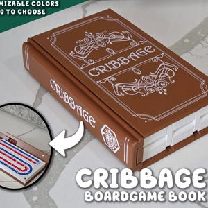 Peut inclure: Un jeu de société de cribbage marron en forme de livre. Le mot "CRIBBAGE" est en blanc sur la couverture, avec des motifs décoratifs et le texte "CRIBBAGE BOARDGAME BOOK". Couleurs personnalisables disponibles.