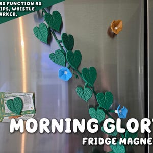 Może przedstawiać: Magnesy na lodówkę Morning Glory w kolorze zielonym, niebieskim i żółtym. Magnesy mają kształt winorośli z liśćmi w kształcie serca i kwiatami. Tekst na zdjęciu brzmi "FLOWERS FUNCTION AS BAG CLIPS, WHISTLE, DISH MARKER, ETC" i "MORNING GLORY FRIDGE MAGNETS."