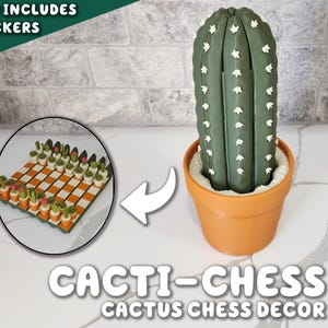 Op de afbeelding: Een decoratief cactus schaakspel. De set bevat een grote groene cactus in een oranje pot en een schaakbord met cactusvormige schaakstukken. De tekst "CACTI-CHESS CACTUS CHESS DECOR" wordt weergegeven.