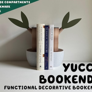 Puede incluir: Un par de sujetalibros de yuca de color marrón y blanco con hojas verdes. Los sujetalibros sostienen cuatro libros. Los sujetalibros son funcionales y decorativos.