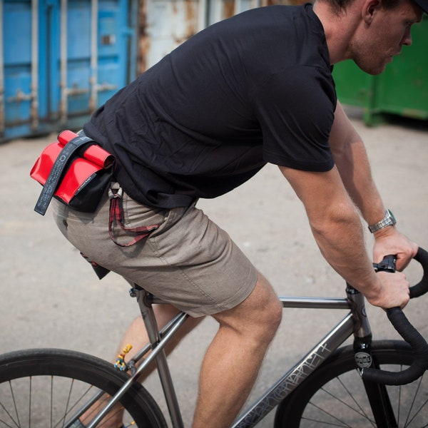 Gürteltasche aus Plane und Fahrradschlauch