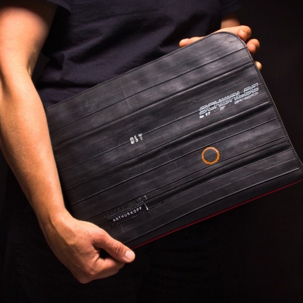 Funda para portátil hecha con cámara de bicicleta