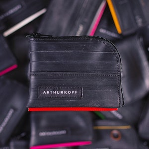 Cartera hecha con tubo de bicicleta