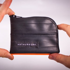 Cartera hecha con tubo de bicicleta