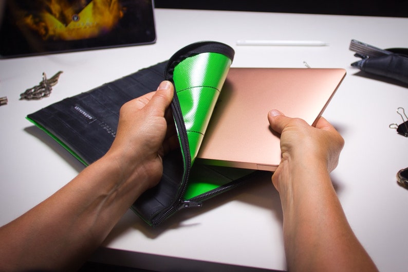 Laptop sleeve made from bicycle tubes grün