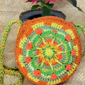 Sicilian Breeze: Bolso de crochet hecho a mano con patrones vibrantes y diseño práctico Bolso bandolera, bolso redondo, bolso de crochet, monedero.