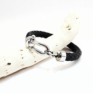 Unisex shackle clasp leather bracelet