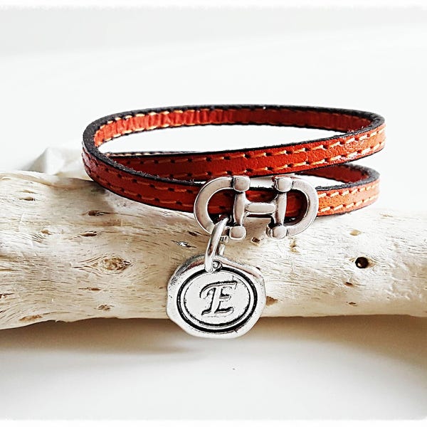 Bracelet cuir double tour personnalisable avec votre initiale.