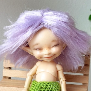Peluca de muñeca Realpuki de viscosa de fibra natural color lila violeta con gorro suave escala 1:12 pelo largo para cabeza de 9,1 cm (3,5 pulgadas) miniatura BJD corte de pelo corto