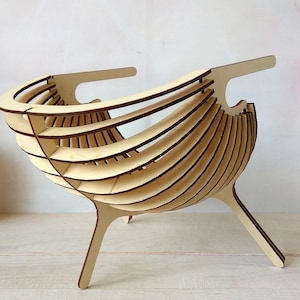 Può includere: Una moderna sedia in legno dal design unico. La sedia è costruita con più doghe di legno sottili e curve, creando un effetto a strati. Ha schienale e braccioli curvi e poggia su tre gambe angolate. Dimensioni: circa 76 cm di larghezza, 61 cm di profondità e 71 cm di altezza.