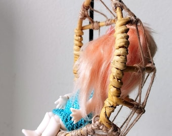 Silla colgante de mimbre en miniatura, mueble para casa de muñecas a escala 1:12