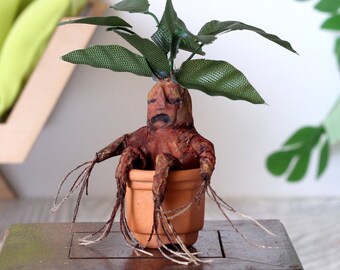 Miniature Mandragora root plant in pot, dollhouse figurine scream baby face mandrake caudex flower accessory prop leaf mystic fairy spell