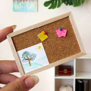 Tableau d'affichage miniature avec cartes mémoire, autocollant pour maison de poupée, tableau en liège, décoration murale, décoration de bureau, diorama