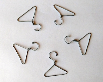 Juego de 5 perchas en miniatura, accesorios de armario para casa de muñecas hechos a mano a escala 1:6. Perchero metálico de alambre, decoración para muñecas BJD, abrigo de Barb Blyth MSD.